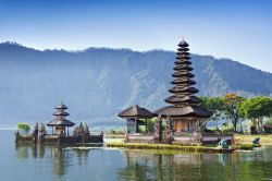 Tempio di Pura Ulun Danu Batur, anche conosciuto semplicemente con il nome di Ulun Danu. Ci troviamo a Bali in Indonesia, e questo complesso religioso si affaccia in modo spettacolare sulle ...