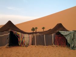 Tende nomadi nel deserto del Sahara: siamo nell'Erg chebbi, tra le dune di Merzouga in Marocco - © SandyS / Shutterstock.com
