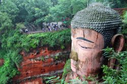 Testa della statua del Buddha più grande del mondo a Leshan, Cina.