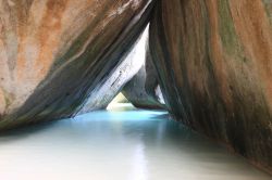 The Baths a Virgin Gorda: le particolari rocce levicate creano uno scenario da paradiso tropicale alle Isole Vergini Britanniche, ai Caraibi - © Achim Baque / Shutterstock.com