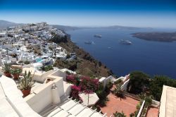 Thira, ovvero l'isola di Santorini, sullo sfondo della  città si vede il vulcano Nea Kameni, che si è formato dopo l'eruzione minoica del 16-17° secolo avanti ...