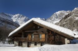 Tipica casa-rifugio a Macugnaga in Piemonte. Le architetture più tipiche sono quelle in legno della comunità Walser, che si possno ammirare nelle varie frazioni del comune, Staffa, ...