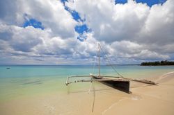 Tipica piroga della Tanzania, siamo su di una spiaggia dell'isola di Mafia  - © Kjersti Joergensen / Shutterstock.com