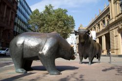 Davanti alla Frankfurt Stock Exchange, la Borsa di Francoforte, non a caso si fronteggiano le statue di un toro e un orso: il primo, "bull", simboleggia il buon andamento del mercato, ...