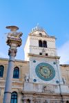 La Torre dell'Orologio, pregevole testimonianza medievale affacciata su Piazza dei Signori a Padova - © vvoe / Shutterstock.com