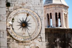 Spalato (Dalmazia, Croazia): l'antica torre nel centro storico con l'orologio che segna tutte le 24 ore del giorno - © Alex Timaios Photography / Shutterstock.com