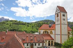La torre campanaria della Basilica di St. Mang a Fussen in Germania - © Alexandra Lande / Shutterstock.com