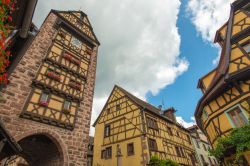 Torre del Dolder e case storiche a Riquewihr, Francia - Nonostante l'intero borgo sia caratterizzato da un fascino particolare, simbolo indiscusso di Riquewihr è il Dolder, struttura ...