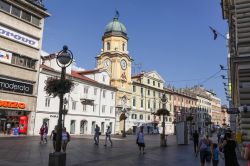 La Torre dell'Orologio a Rijeka, Croazia - Interessante meta turistica affacciata sulle acque blu della Baia di Kvarner, sul Mare Adriatico, Rijeka (conosciuta dagli italiani come Fiume) ...