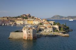 Portoferraio, Isola d'Elba: la Torre della Linguella, o Torre del Martello, è la sentinella costiera che accoglie i turisti in arrivo nella rada. Eretta nel Cinquecento su un preesistente ...