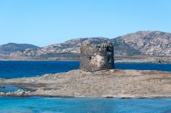 Particolare della Torre della Pelosa di Stintino, nel nord ovest della Sardegna, con sullo sfondo il profilo dell'Isola dell'Asinara   - © sergioboccardo / Shutterstock.com ...