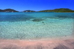 Tortola e il mare caraibico delle isole Vergini Britanniche, meta dei viaggi di nozze e le vacanze di mare più esclusive - © Jason Patrick Ross / Shutterstock.com