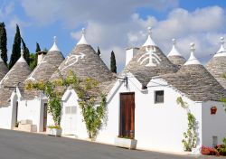 Tour nella Valle d'Itria e dintorni: i Trulli di Alberobello, Patrimonio UNESCO dell'Italia e della Puglia - © Annavee / Shutterstock.com