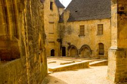 Tour tra le strade di Sarlat-la-Caneda il tipico borgo della Francia occidentale - © sinephot / Shutterstock.com