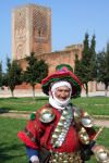 Venditore di acqua a Rabat: nella capitale del Marocco non è raro vedere questi personaggi vestiti con abiti tradizionali aggirarsi nelle strade del centro con il tipico copricapo e le ...