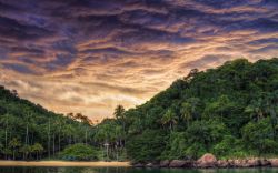 Un tramonto infuocato sulla spiaggia di Angra dos Reis, uno degli arenili più famosi del Brasile, nello stato di Rio de Janeiro - © AJancso Shutterstock.com