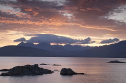 Isola di Skye al tramonto: sullo sfondo le Cuillin Hills, anche chiamate semplicemente The Cuillins, che sono le vette più spettacolari di questa isola della Scozia che fa parte del gruppo ...