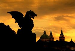 Crepuscolo a Lubiana (Ljubljana): si nota il profilo del Drago (dragone), il simbolo della capitale  slovena - © Scott Wong / Shutterstock.com
