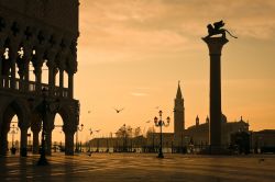 Tramonto in Piazza San Marco a Venezia. In primo piano il Palazzo Ducale e la colonna con il leone alato della Serenissima - © ErickN / Shutterstock.com