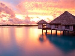 Tramonto infuocato a Bora Bora, presso l'hotel St. Regis in Polinesia - cortesia www.stregisborabora.com/