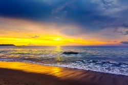 Tramonto a Khao Lak nel Mar delle Andamane, ovest della Thailandia - © Muzhik / Shutterstock.com