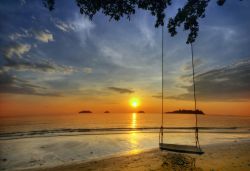 Tramonto a Kho Si Changm su una delle spiagge più spettacolari della Thailandia - © Kushch Dmitry / Shutterstock.com