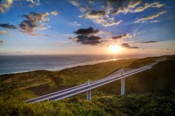 La Réunion, Isole Mascarene, Francia: un tramonto rosato e il Viadotto de la Ravine nel comune di Trois Bassins, nella parte occidentale dell'isola, lungo la Route des Tamarins. A ...