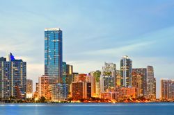 Tramonto sulla skyline di Miami, Florida: nella città si contano oltre trecento grattacieli, dove il più alto è la torre del Four Seasons Hotel, realizzato nel 2003, che ...