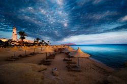 Tramonto visto dalla spiaggia di Sharm el Sheikh, costa sud del Sinai, in  Egitto - © Eric Gevaert / Shutterstock.com