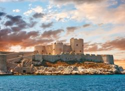 Tramonto sul Castello d'If a Marsiglia, in Provenza (Francia). E' il castello su cui Alessandro Dumas ha ambientato il suo romanzo il Conte di Montecristo - © Gurgen Bakhshetsyan ...