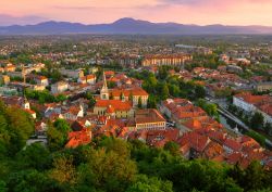 Tramonto spettacolare sul centro di Lubiana (Ljubljana) in Slovenia - © Scott Wong / Shutterstock.com