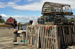 Nel villaggio di Peggy's Cove - Nuova Scozia, Canada -  la pesca è da sempre l'attività principale. Nell'immagine alcune trappole per aragoste lungo il molo di ...