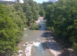 Il Fiume Noce segna il confine tra i territori di Trecchina (a sinistra) e di  Lauria (a destra) in Basilicata - © Gianni Lupindo - Panoramio, CC BY-SA 3.0,