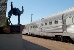 Il treno Ghan nella stazione di Alice Springs in Australia - © fritz16 / Shutterstock.com