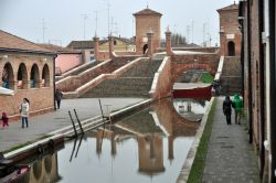 Il famoso Trepponti a Comacchio, fotografato in inverno, Emilia-Romagna.
