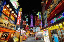 Tsutenkaku Tower: in centro ad Osaka, nel distretto Shinsekai alla sera (Giappone) - © PKOM / Shutterstock.com 