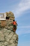 Tuffatore di Acapulco (Messico) sale su di una roccia della Quebrada, da dove si tufferà in mare - © Darryl Brooks / Shutterstock.com
