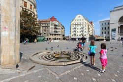 Turisti a passeggio nel centro storico di Timisoara - © Tupungato / Shutterstock.com 