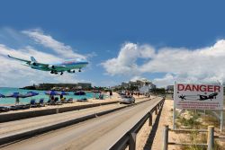 I turisti sfidano il pericolo sulla spiaggia in prossimità dell'aeroporto di Sint Maarten ai caraibi - © Stephanie Rousseau / Shutterstock.com