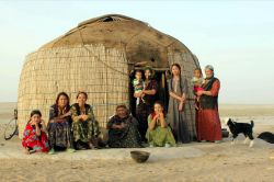 Turkmenistan yurta con gruppo di donne - Foto di Giulio Badini / I Viaggi di Maurizio Levi