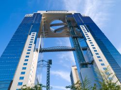 L'Umeda Sky Building di Osaka, è un grattacielo doppio collegato da un "ponte", che è stato soprannominato come l'Arco di Trionfo del Giappone - © Martin ...