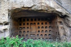 Un Colombario a Sorano lungo la strada che porta al Borgo di Sovana. Le rocce tufiche della zona sono state intagliate sia dagli Etruschi che durante il periodo romano e medievale