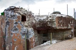 Un bunker in rovina lungo il percorso della Linea Maginot in Francia. Ci troviamo in Alsazia, una delle zone contese tra tedeschi e francesi durante la seconda guerra mondiale - © g215 ...