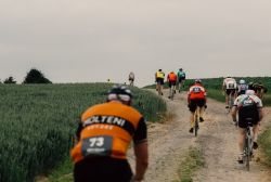 Un tratto di pavè delle Fiandre impegna i ciclisti storici della Retroronde di Oudenaarde - © www.retroronde.be