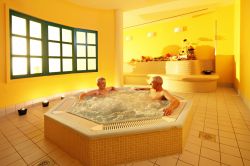 Una sauna alle Terme di Radenci, Slovenia: oltre a quelle finlandesi vi sono saune alle erbe aromatiche, ai raggi infrarossi, il bagno turco e molti altri programmi benessere - Foto di ...