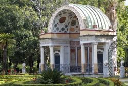 Giardino pubblico di Villa Giulia a Palermo, in Sicilia: nel parco inaugurato alla fine del Settecento, dalla pianta perfettamente quadrata, si trovano monumenti e sculture marmoree, molte delle ...