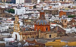 Una chiesa cattolica nel vecchio quartiere arabo di Siviglia, Spagna - © Atly / Shutterstock.com