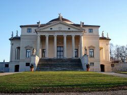 La Villa Almerico Capra, detta La Rotonda, è una delle ville costruite da Andrea Palladio nei pressi di Vicenza, in località Riviera Berica. Commissionata al celebre architetto ...