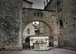 Una fontana storica nel centro del borgo di Perugia (Umbria) - © Mi.Ti. / Shutterstock.com