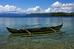 Una tipica barca malgascia, all'interna della laguna che si trova lungo le coste di Nosy Be, Madagascar - © lkpro / Shutterstock.com